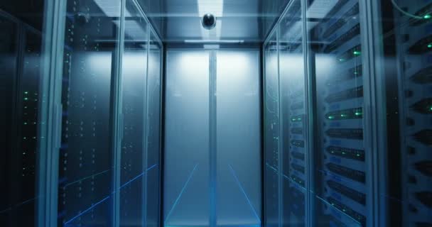 Long couloir plein racks serveur dans un centre de données moderne 