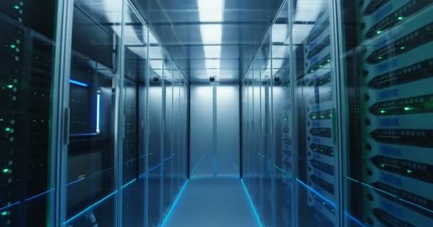 Long couloir plein racks serveur dans un centre de données moderne 