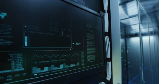 Computer-Login-Bildschirm in einem modernen Rechenzentrum — Stockvideo