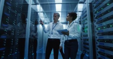 Veri merkezindeki coworking mühendisleri