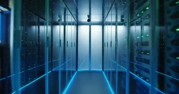Långa korridoren full serverrack i ett modernt datacenter — Stockvideo