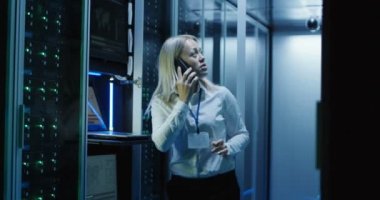 Teknisyen bir veri merkezi bir dizüstü bilgisayarda çalışır