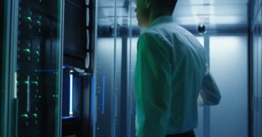 Teknisyen bir veri merkezi bir dizüstü bilgisayarda çalışır
