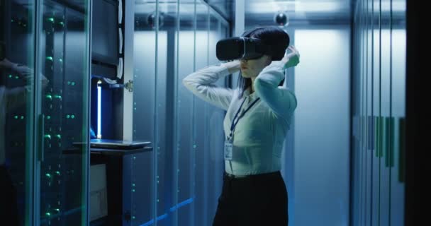 Mulher em óculos VR trabalhando em data center — Vídeo de Stock