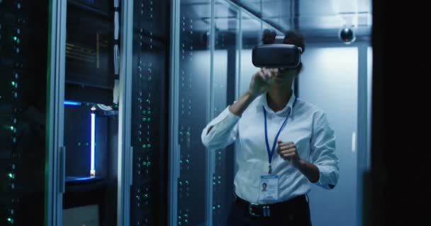 Τεχνικός λειτουργεί σε ένα κέντρο δεδομένων, φορώντας μια συσκευή VR — Αρχείο Βίντεο