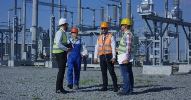 Grup güneş santrali üzerinde çeşitli işçilerin