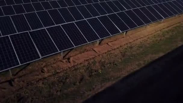 Rader av fotovoltaiska solpaneler — Stockvideo
