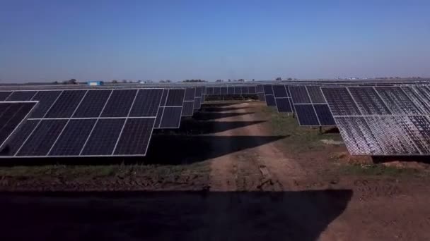 Ряды фотоэлектрических солнечных панелей — стоковое видео
