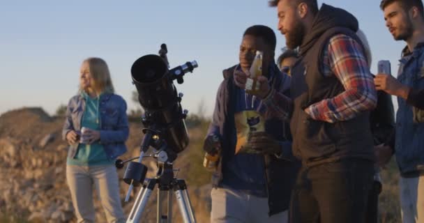 Amis regardant ensemble à l'aide d'un télescope professionnel — Video