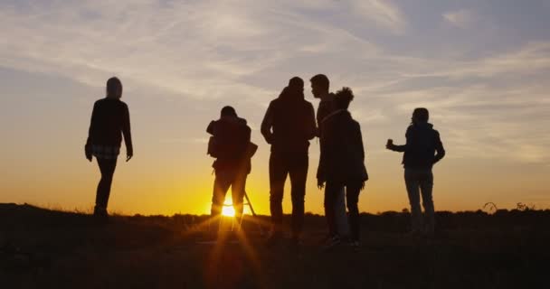 Freunde starren gemeinsam mit einem professionellen Teleskop — Stockvideo