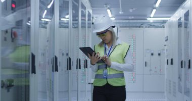 Elektrik Mühendisliği izleme tablet kadınla