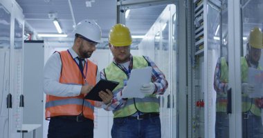 Mühendis ile elektrik donatımı istasyonda çalışıyor