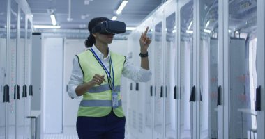 Vr kulaklık kullanarak kadın elektrik işçisi