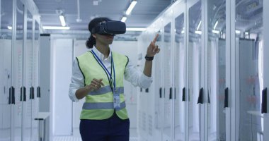 Vr kulaklık kullanarak kadın elektrik işçisi