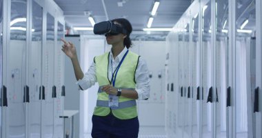 Vr kulaklık kullanarak kadın elektrik işçisi