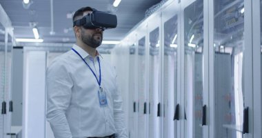 Elektrik alt Vr kulaklık kullanarak