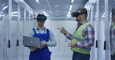 Elektrik İstasyonu çalışma Vr gözlük çok ırklı erkeklerde