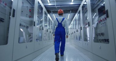 Asya alt güç istasyonu koridorda yürürken