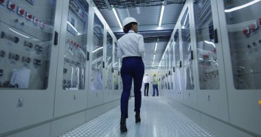İstasyonu elektrik mühendisliği koridorda yürüyen kadın