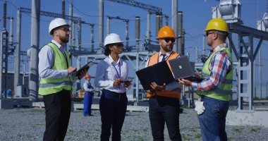 Becerikli alet ile güneş santrali üzerinde çeşitli işçilerin Grup