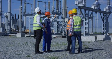 Grup güneş santrali üzerinde çeşitli işçilerin