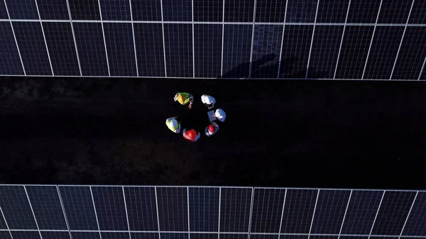 DRONY pohled inženýrů na pole se solárními panely — Stock fotografie
