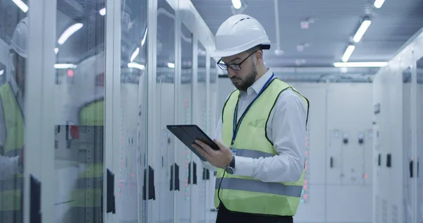 Onun tableti okuma elektrik işçisi