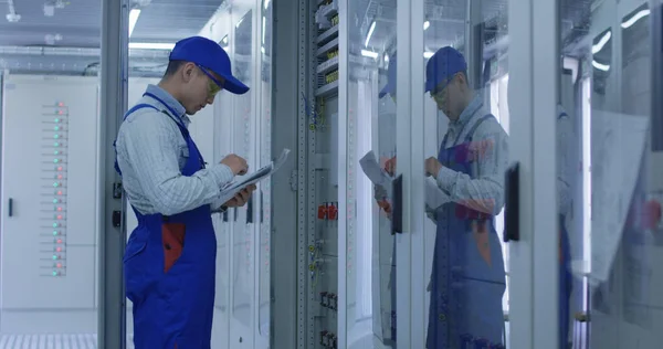 Trabajador eléctrico haciendo una inspección — Foto de Stock