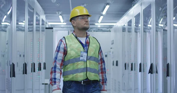 Electrical worker wearing a reflective vest — Stock Photo, Image