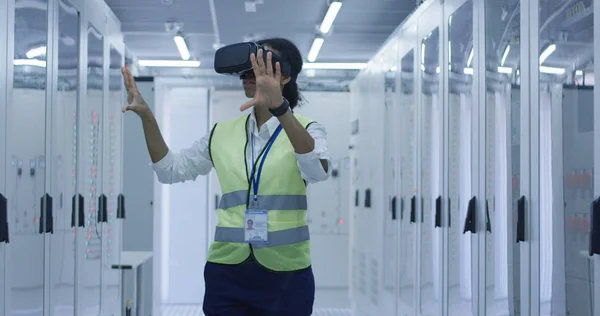 Trabajadora eléctrica con auriculares VR — Foto de Stock