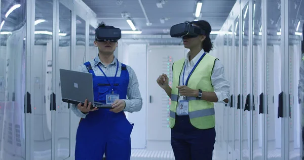 Diversos ingenieros con portátil en el centro de la estación eléctrica — Foto de Stock