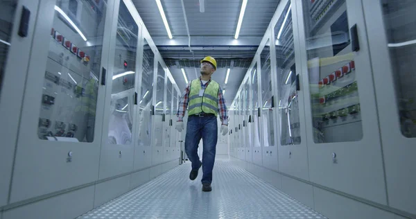 Trabajador eléctrico caminando por el pasillo — Foto de Stock