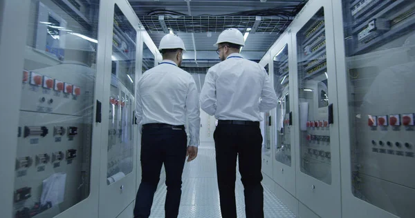 Diversos colegas caminando en el centro de la central eléctrica — Foto de Stock