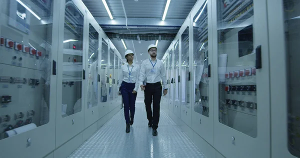 Elektromos munkavállalók séta a kontroll szobában — Stock Fotó