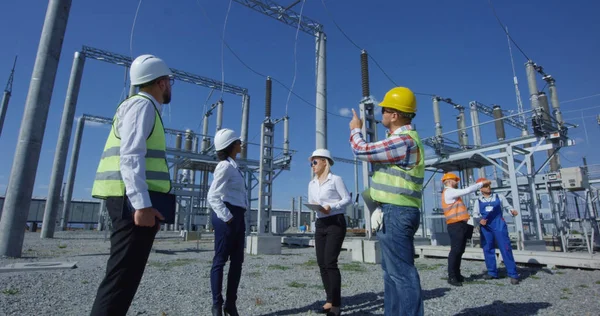 Kelompok pekerja yang beragam pada pembangkit listrik tenaga surya — Stok Foto