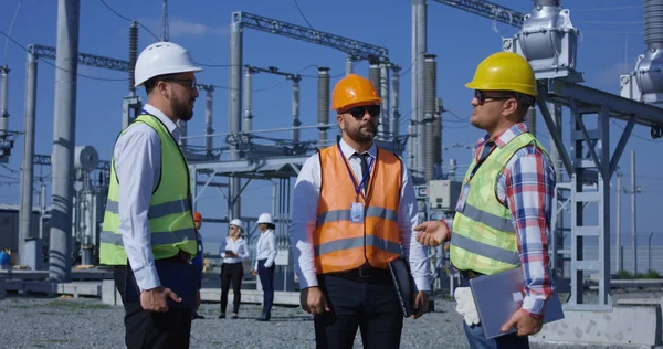 Gruppo di diversi lavoratori su impianti solari — Foto Stock