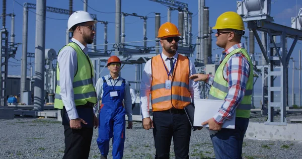 Gruppo di diversi lavoratori su impianti solari — Foto Stock