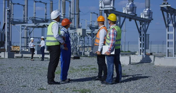 Grupo de diversos trabalhadores em usina solar — Fotografia de Stock