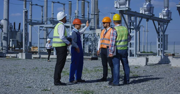 Grupa różnych pracowników na elektrowni słonecznej — Zdjęcie stockowe
