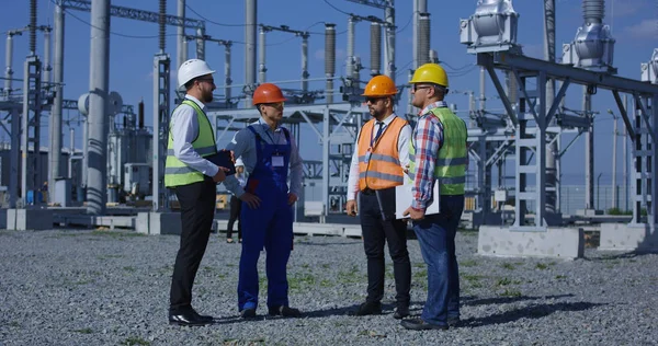 Grupo de trabajadores diversos en planta solar — Foto de Stock