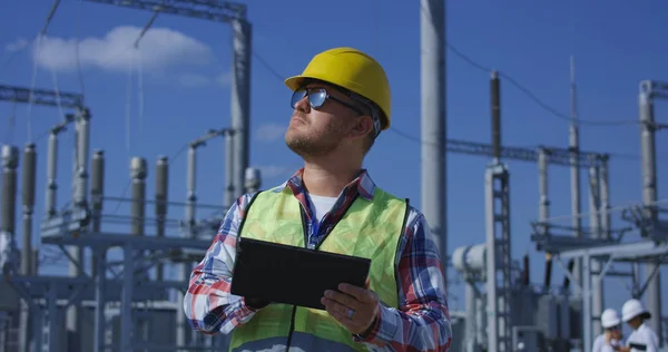 Elektrische arbeider op een tablet buiten — Stockfoto