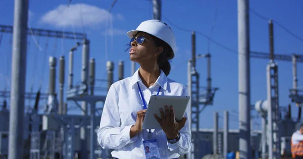 Mulher negra com tablet trabalhando na planta solar — Fotografia de Stock