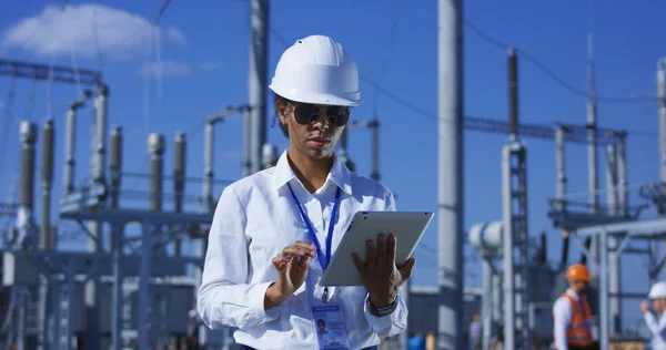 Mulher negra com tablet trabalhando na planta solar — Fotografia de Stock