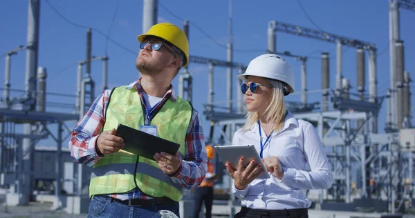 Engenheiros de coworking com tablets em usina solar — Fotografia de Stock