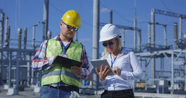 Engenheiros de coworking com tablets em usina solar — Fotografia de Stock