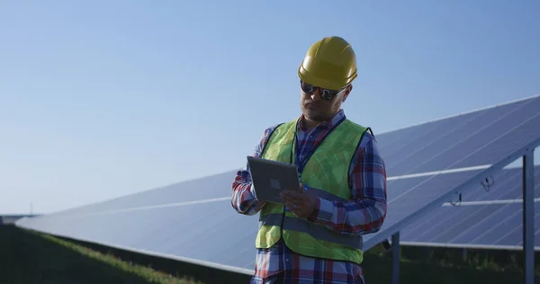 Yetişkin mühendis güneş panelleri arasında çalışma tablet kullanma — Stok fotoğraf