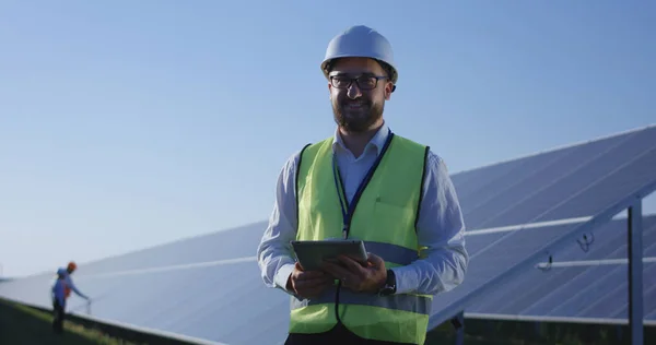 Travailleur électrique tapant sur sa tablette à l'extérieur — Photo