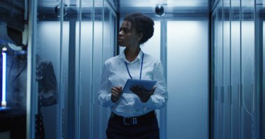 Sunucu donanımı teşhis tablet kadınla