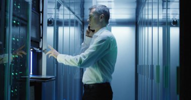 Teknisyen bir veri merkezi bir dizüstü bilgisayarda çalışır