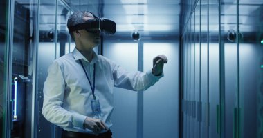 Teknisyen bir Vr kulaklık giyen bir veri merkezinde çalışıyor